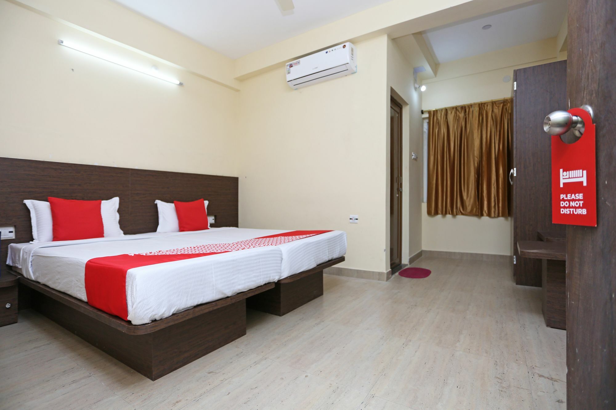 Oyo 11343 Hotel Sai International บูบันเนสชวาร์ ภายนอก รูปภาพ